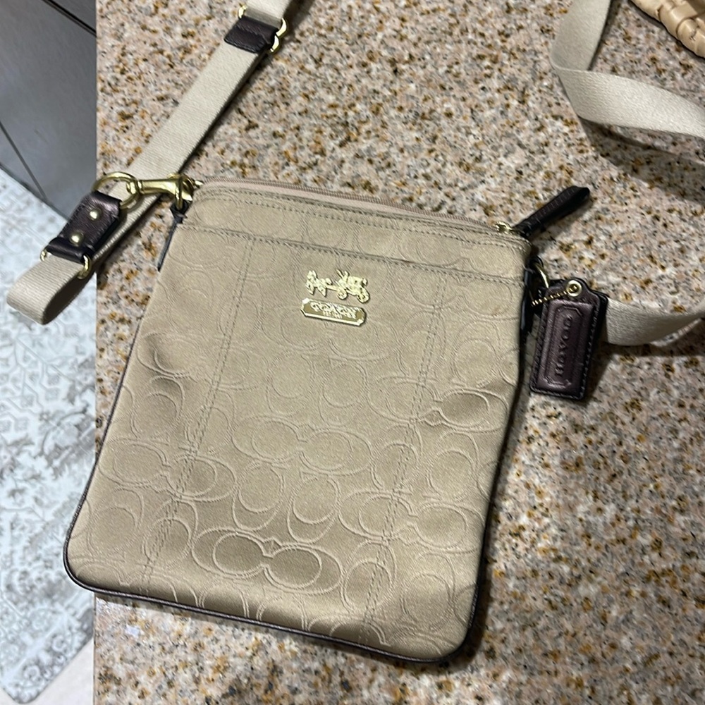Coach D1082-44310 Kit Satin crossbody bag tan